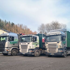 LKW-Flotte der Firma Kübler auf dem Betriebshof
