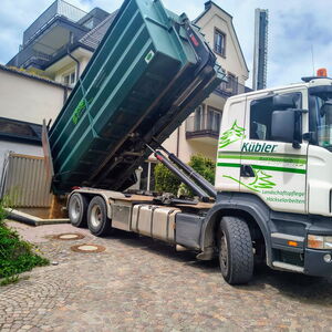 Kübler-LKW beim Absetzen eines Abrollcontainers